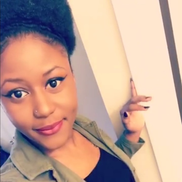 Meet your Posher, Noelle - Picture 1 of 1